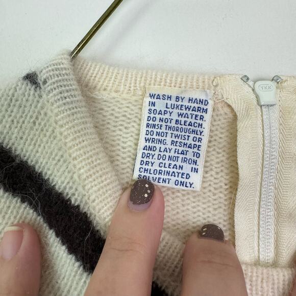 Andrew St. John‎ VINTAGE Angora Rabbit Lambswool Chevron Sweater Size MEDIUM - Picture 7 of 7